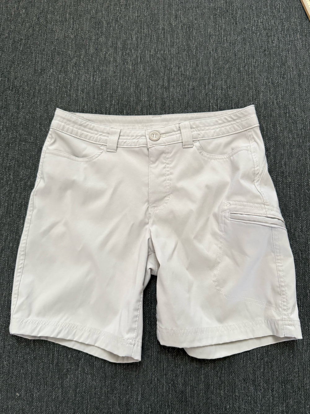 Eddie Bauer Light Beige/Khaki womrns size 4 shorts excellent condition outdoors